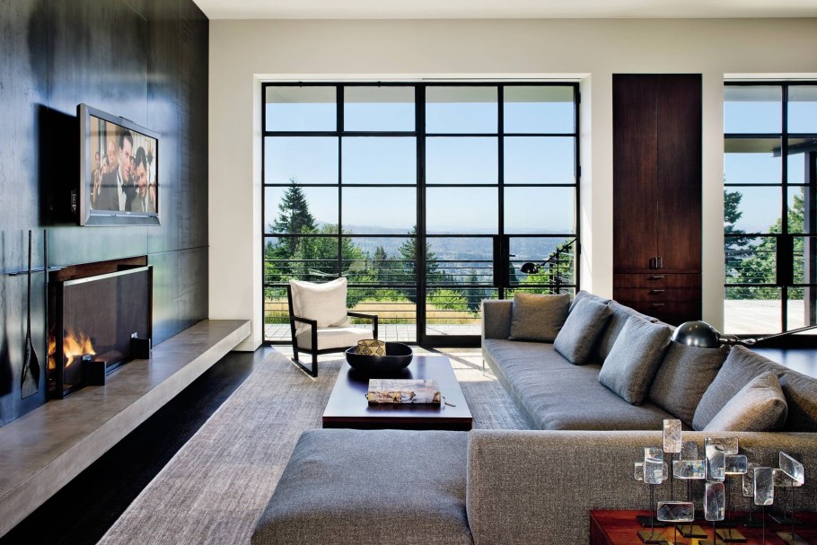 Гостиная с большим окном