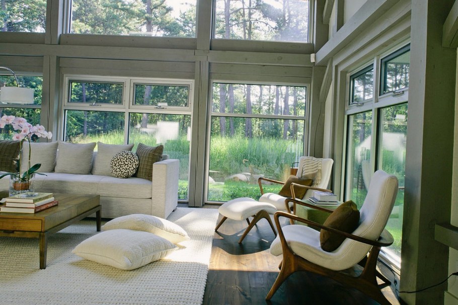 Гостиная с большим окном