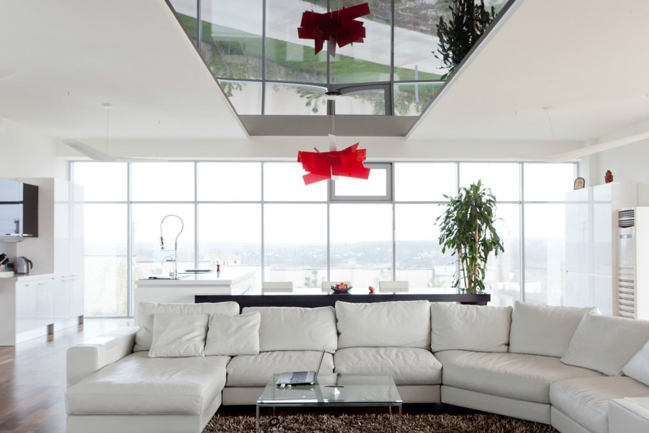 Кухня гостиная с высокими окнами