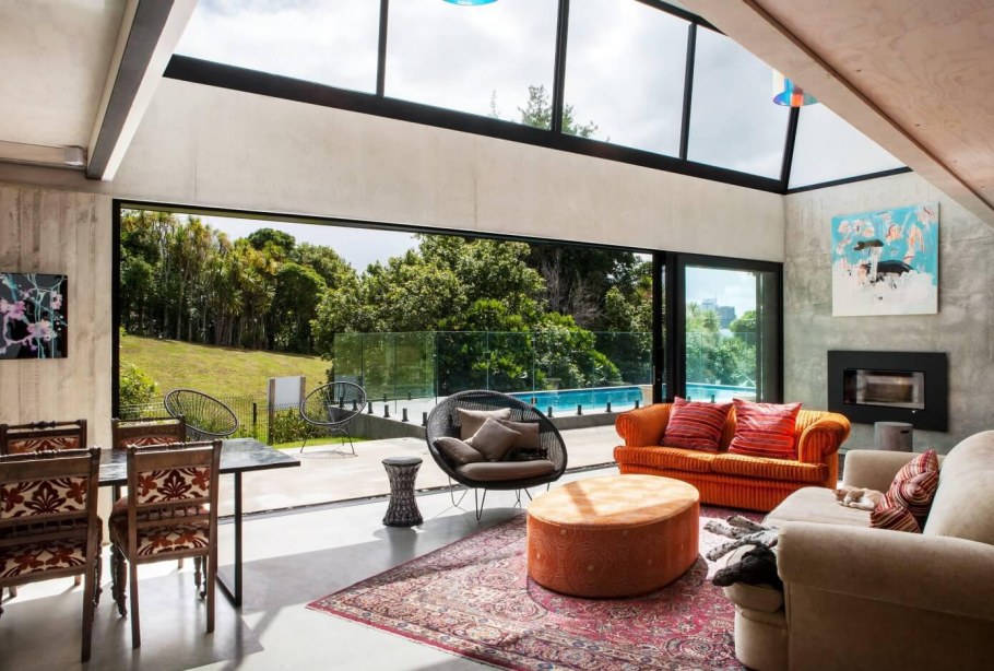 Солнечный интерьер с панорамными