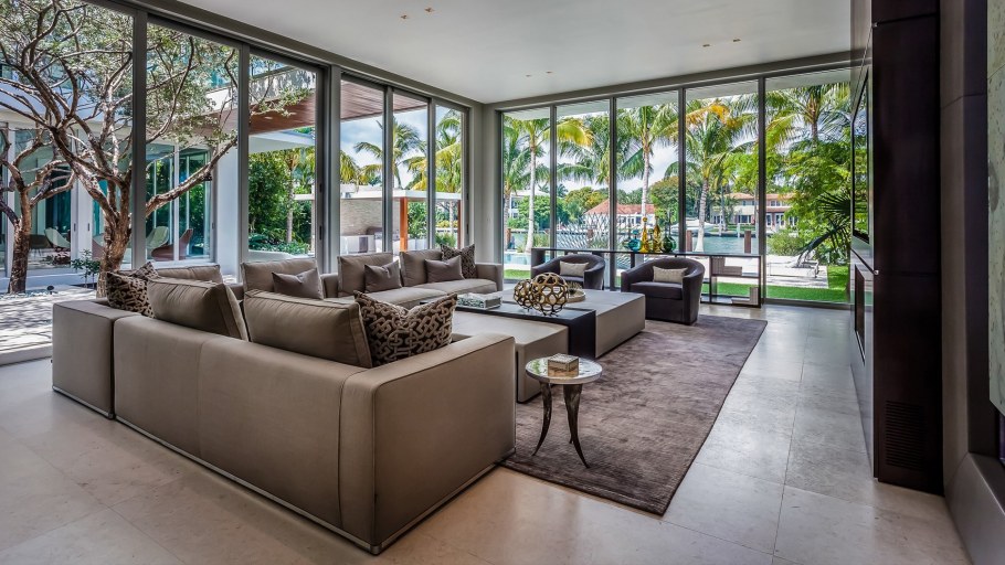 Дом с большими окнами