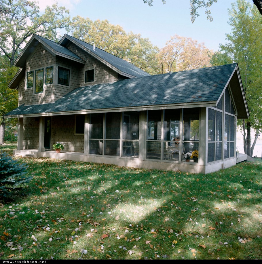 Зеленый дом с серой крышей