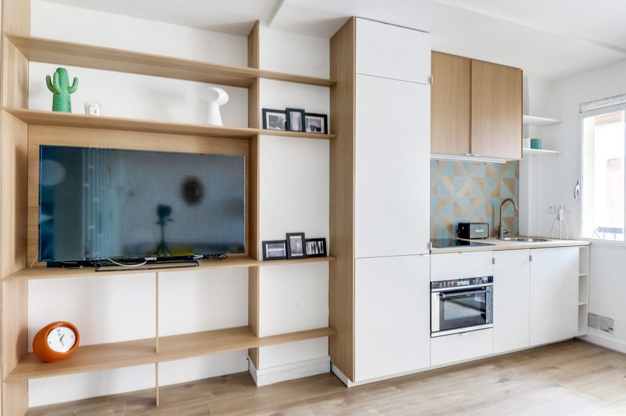 Кухня и телевизор на одной стене