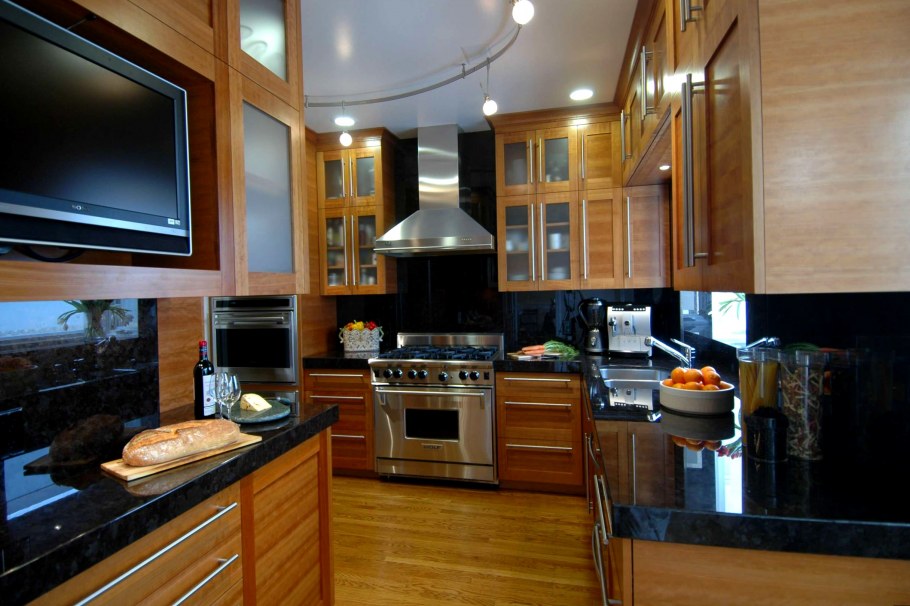 Кухня с большим телевизором