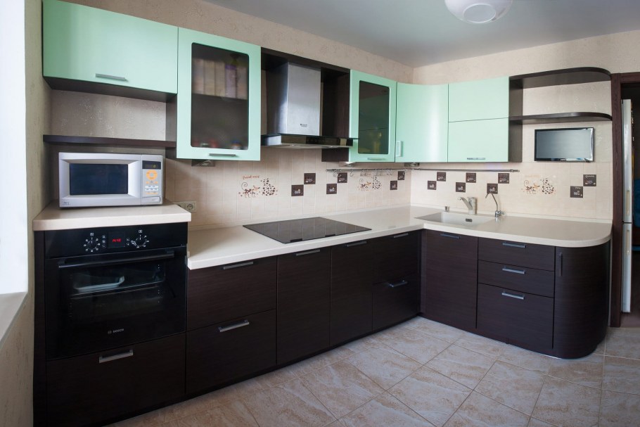 Угловая кухня с телевизором