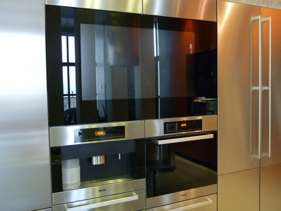 Телевизор встроенный в кухню