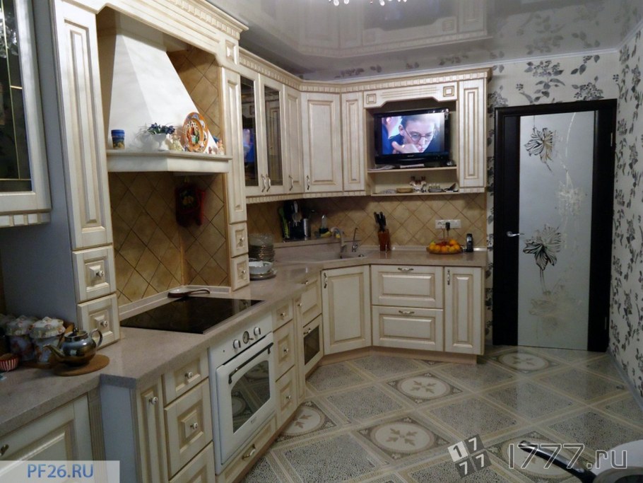 Угловая классическая кухня с телевизором