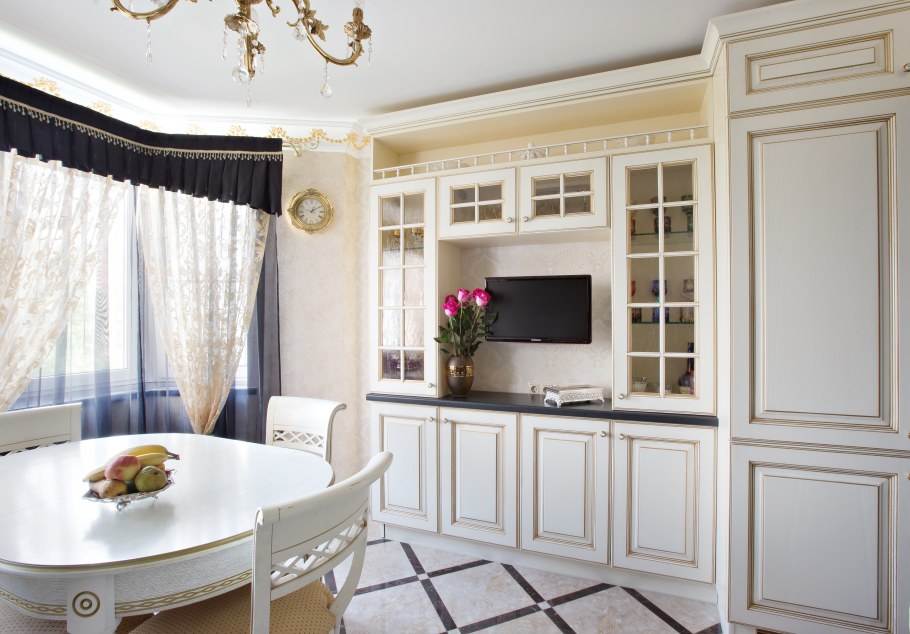 Кухня Неоклассика с эркером