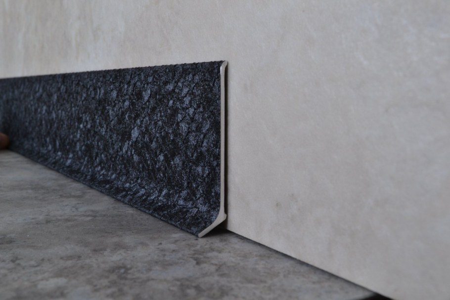 Черный плинтус