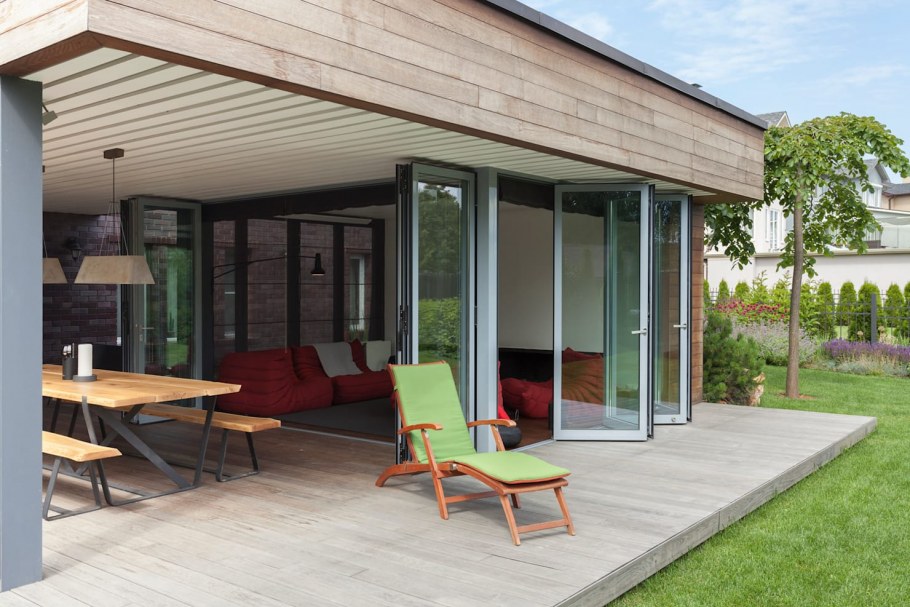 Зимняя веранда с камином