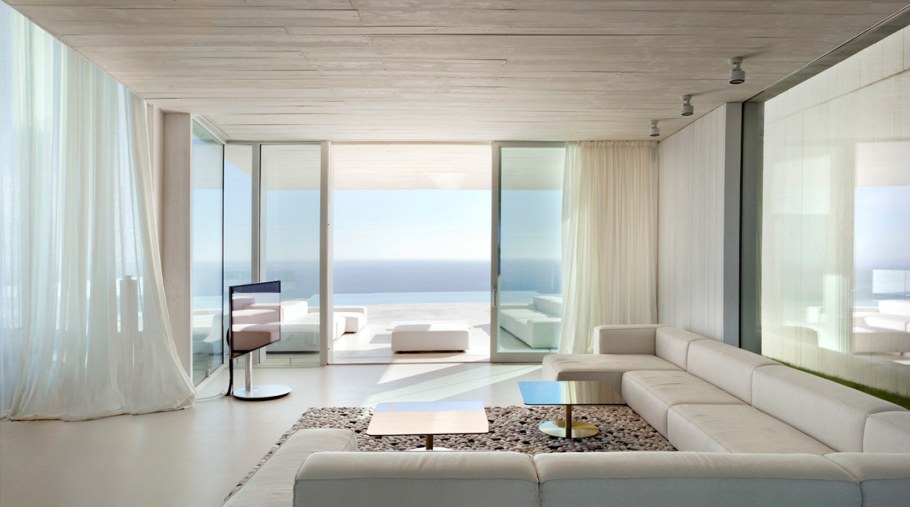 Гостиная с витражными окнами