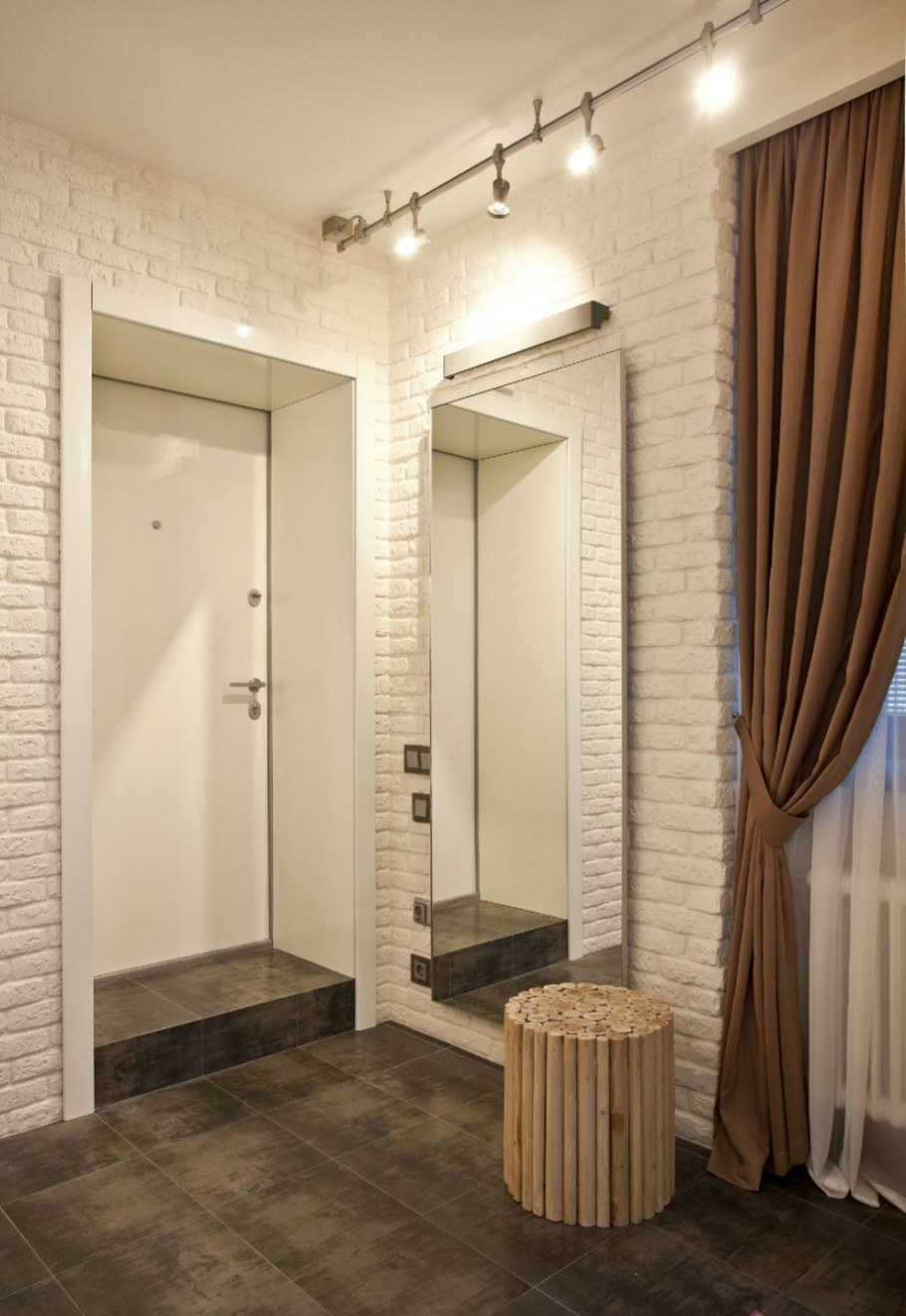 Декоративный кирпич в коридоре