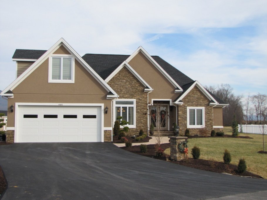 Бежевый домик