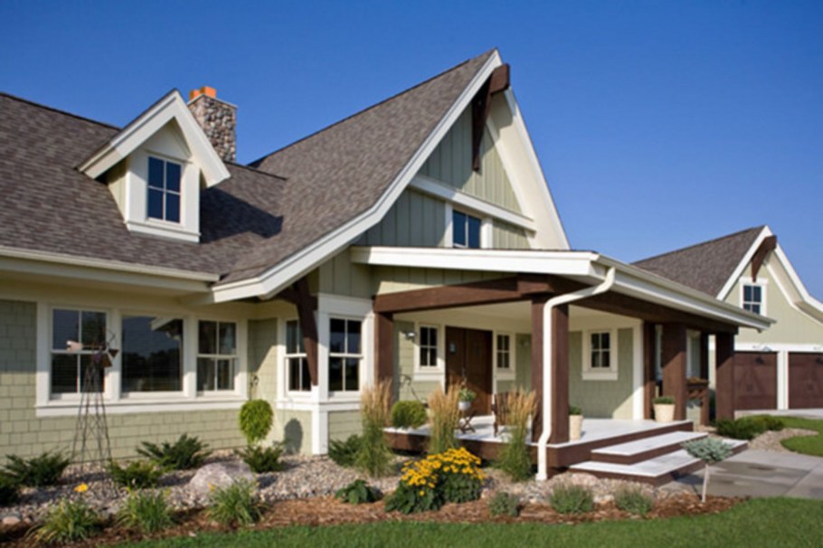 Отделка дома с коричневой крышей