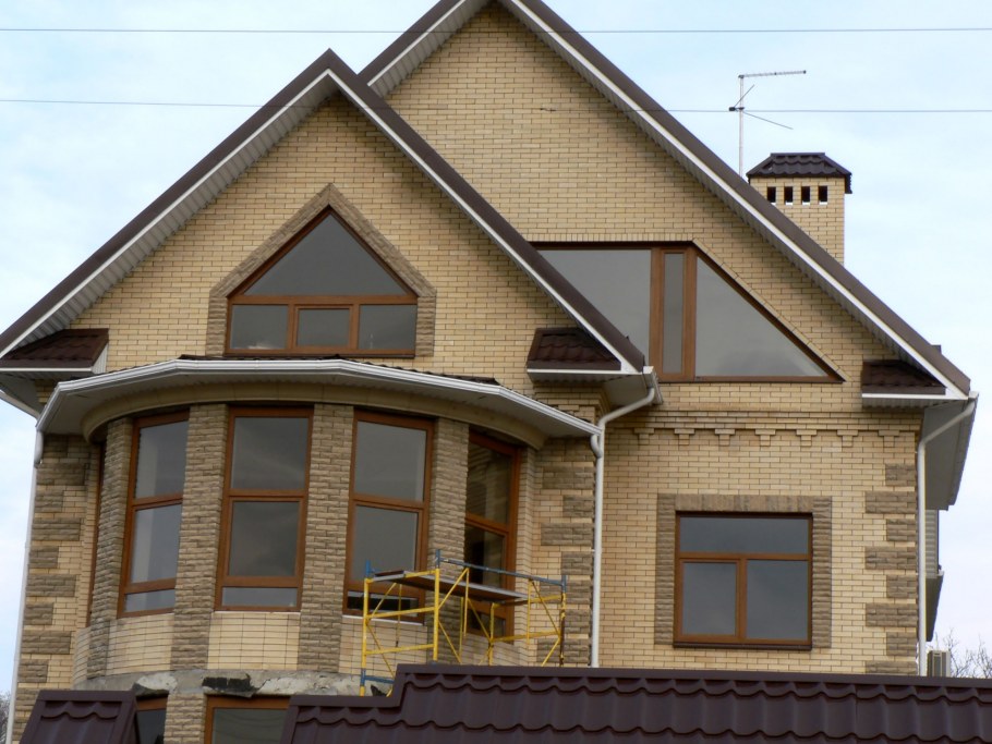 Фасад из желтого кирпича