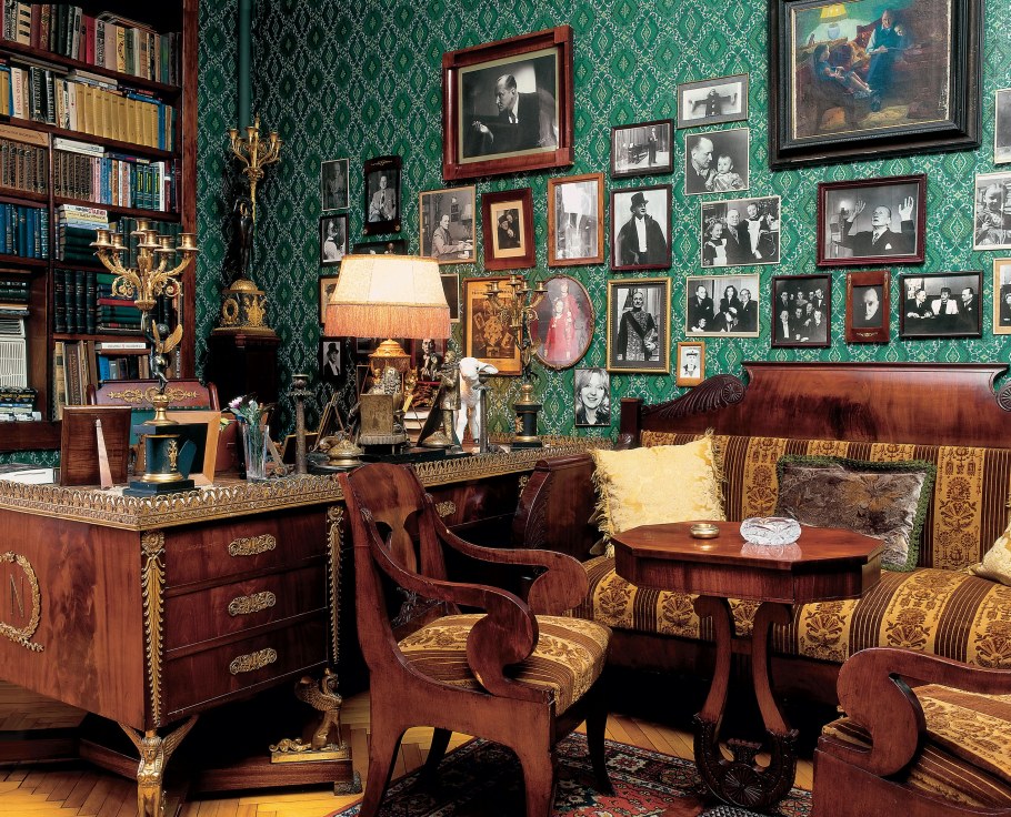 Ведущий модного приговора Александр Васильев