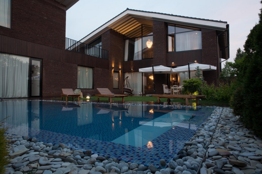 Двухэтажный дом с бассейном