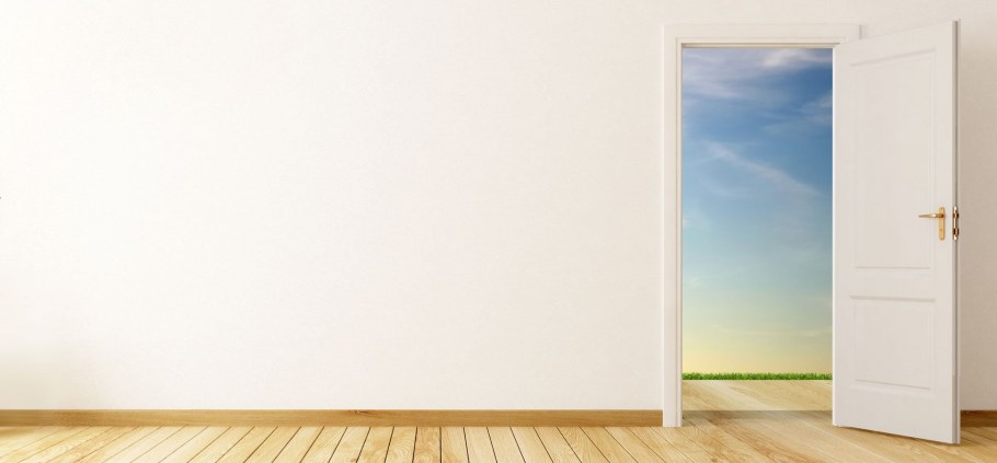 Пустая комната с дверью