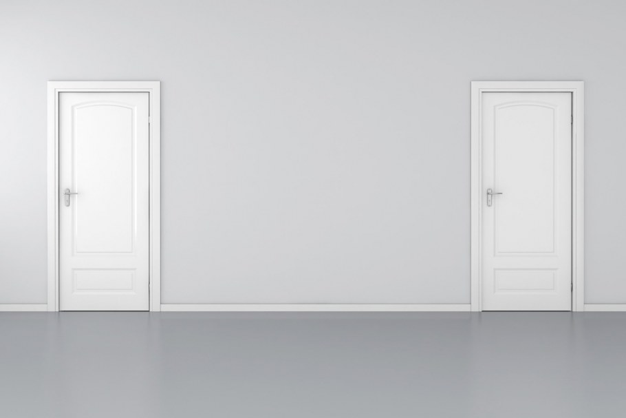 Комната с открытой дверью