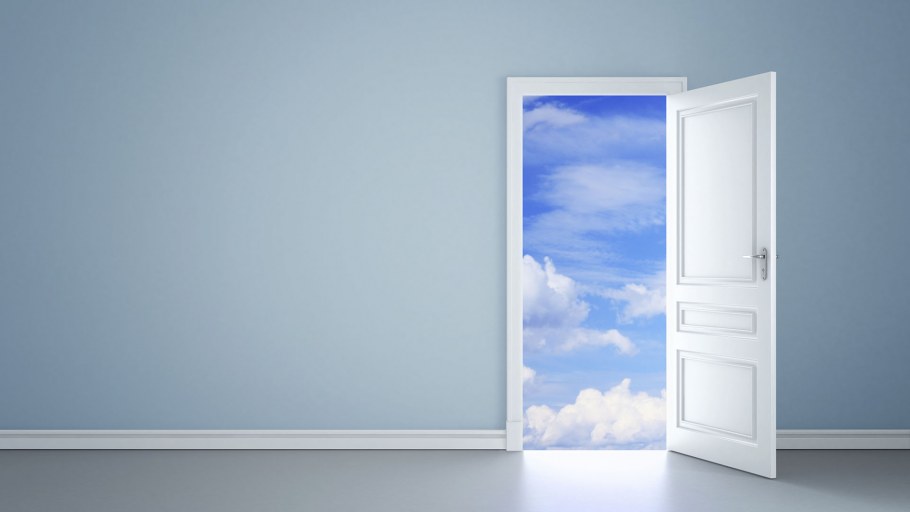 Белая. Открытая дверь в комнате