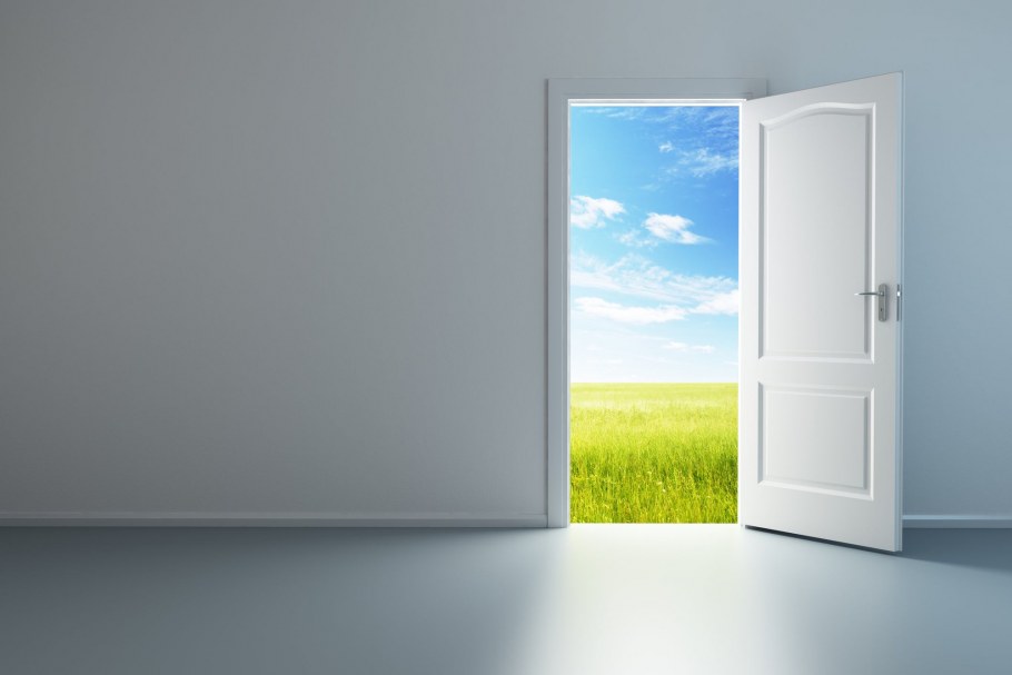 Открытая дверь серый фон картинки