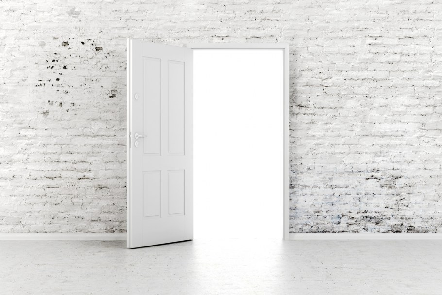 Белая комната пустая с дверью