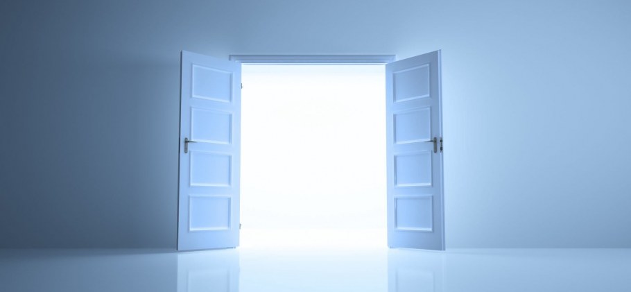 Открытая дверь