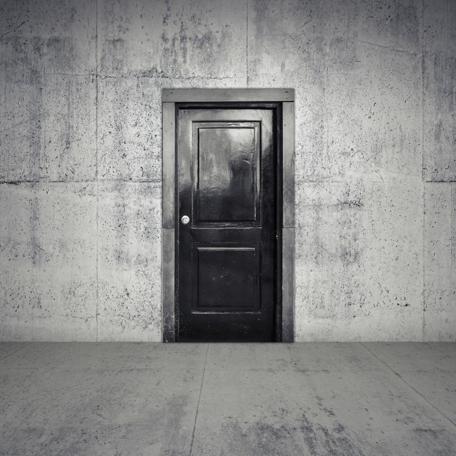 Стена с открытой дверью