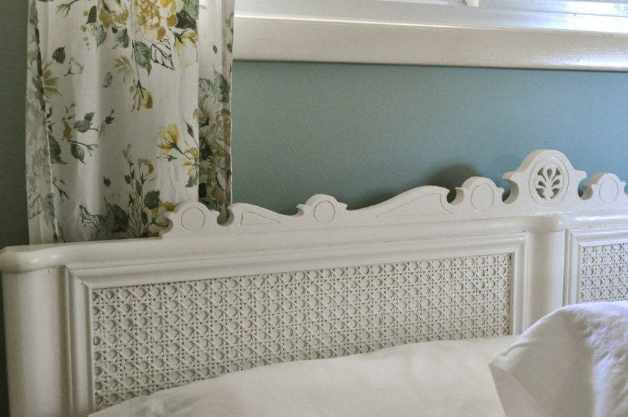 Деревянное изголовье с полками