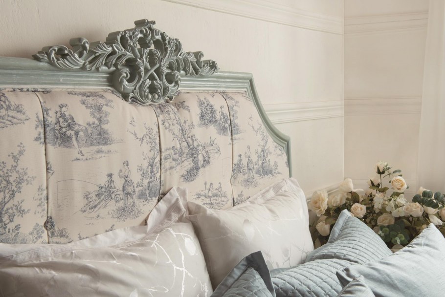 Кровать из дерева