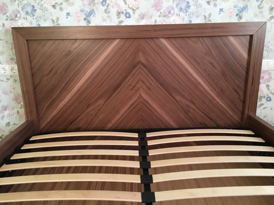 Щит для изголовья кровати