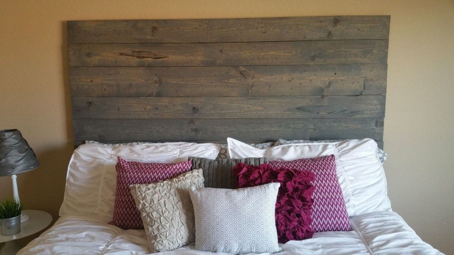 Изголовье кровати из экранов для батарей