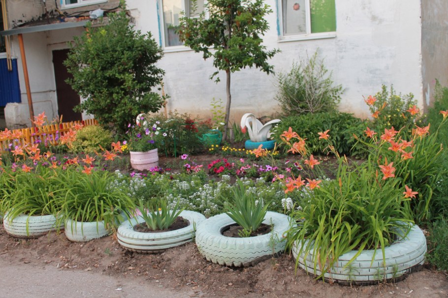 Клумба у подъезда