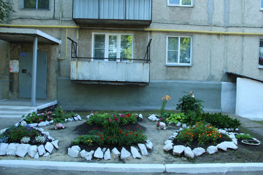 Цветник у подъезда