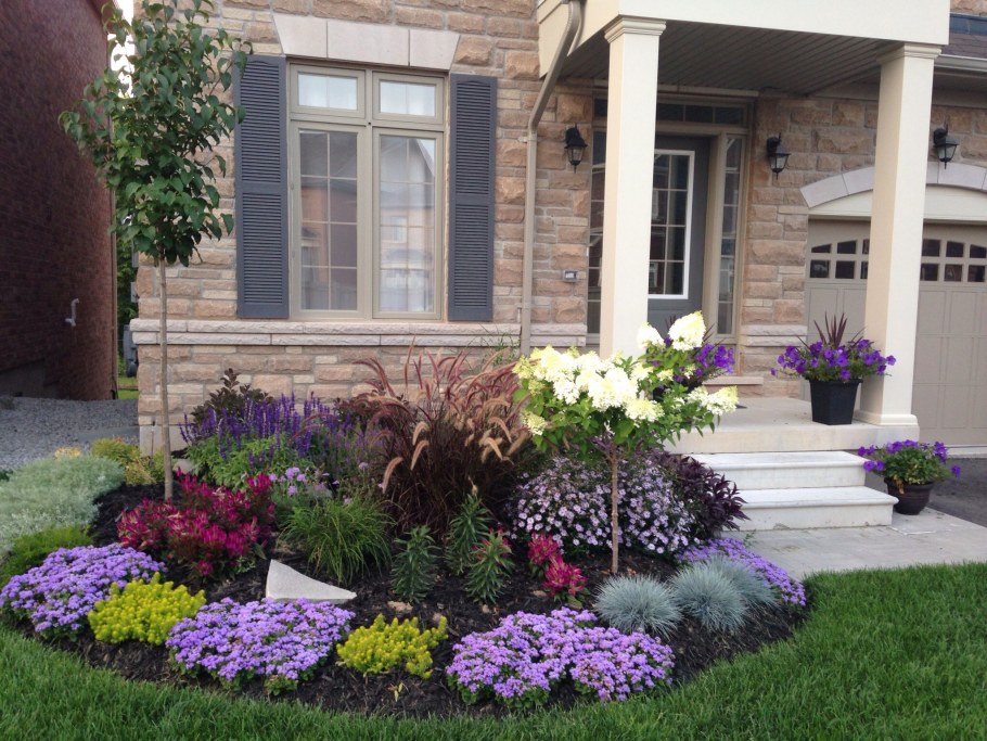 Клумба около крыльца