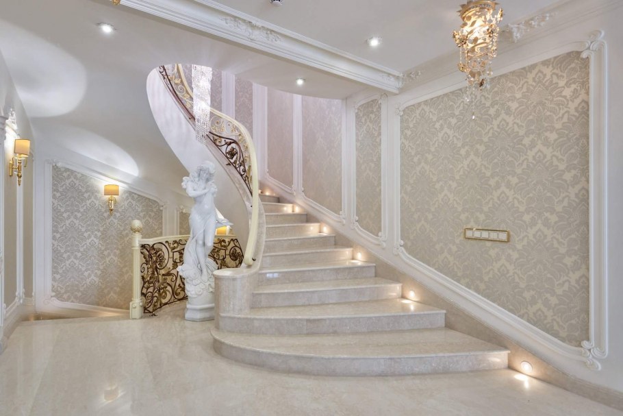 Светлая прихожая с лестницей