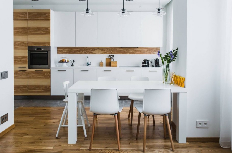 Белая Сканди кухня с деревом