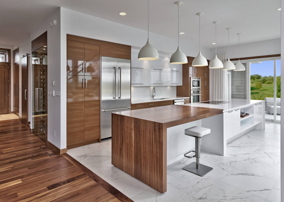 Белая кухня Модерн с деревянной столешницей