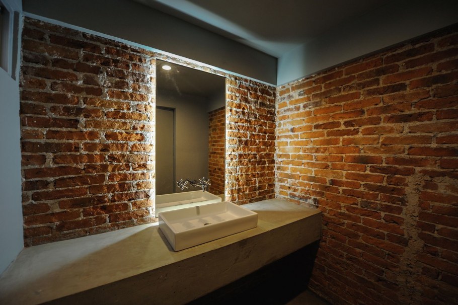 Зеркало в кирпиче