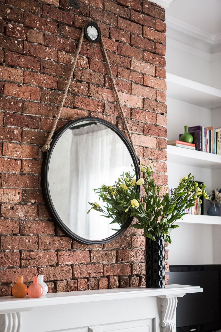 Зеркало декоративное на кирпичной стене