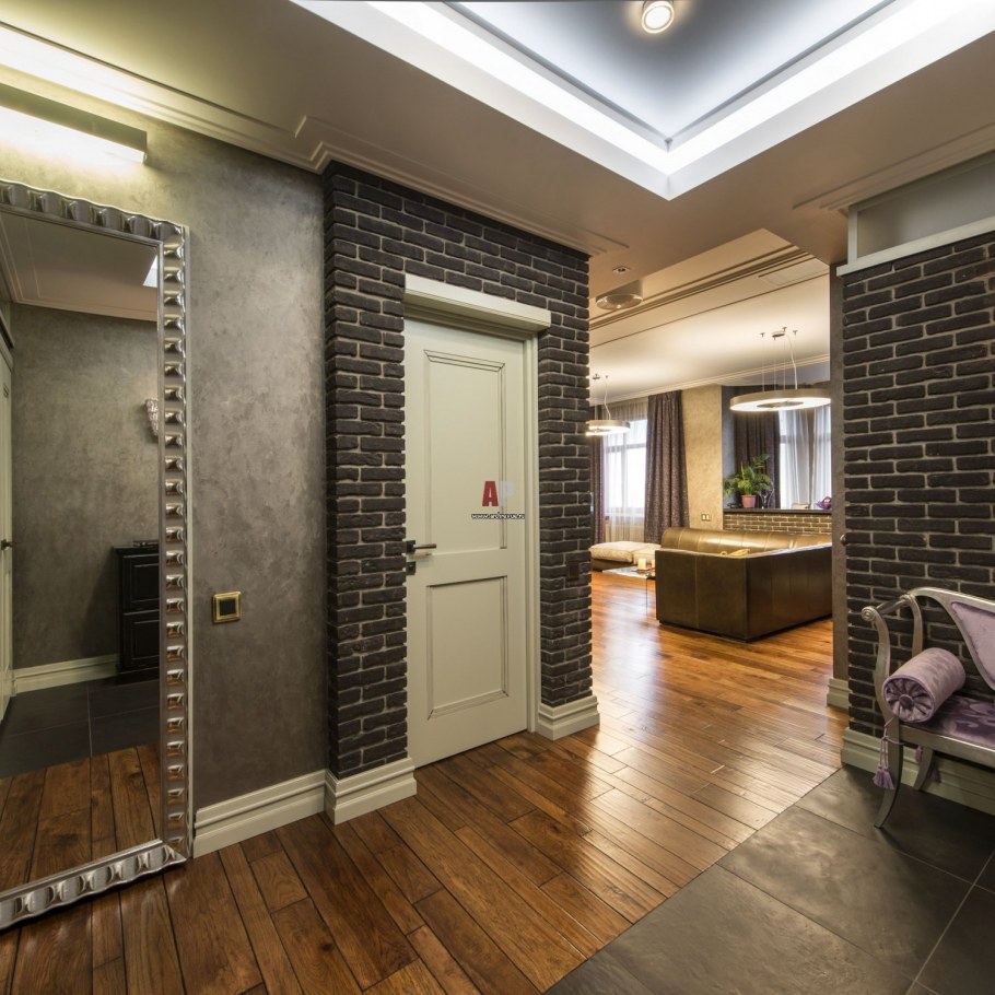 Декоративный кирпич в интерьере прихожей