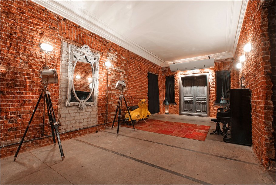 Коридор из кирпича