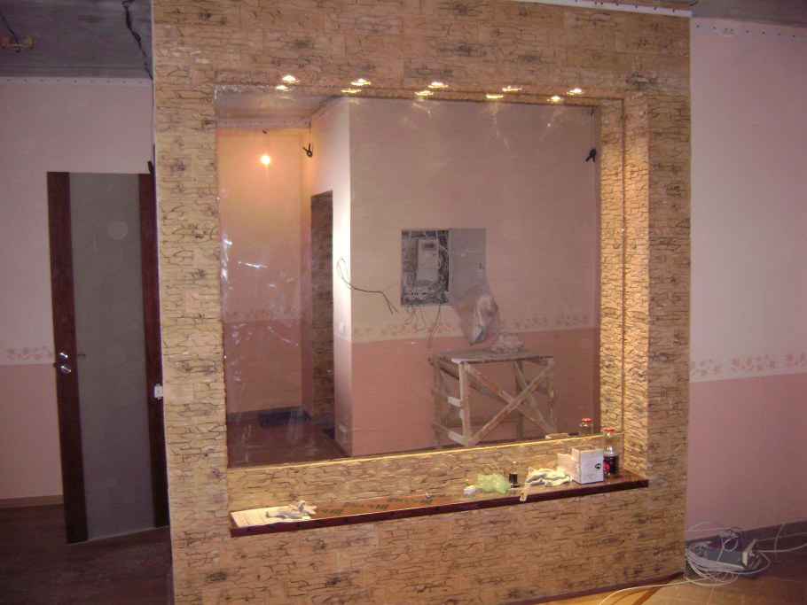 Зеркало на кирпичной стене