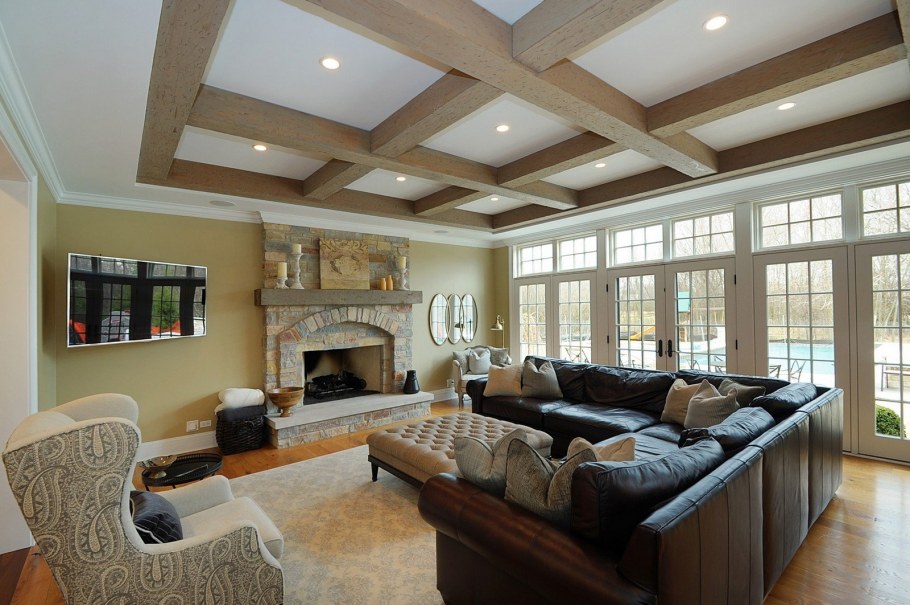 Потолок с балками в гостиной