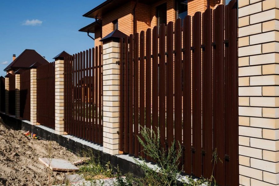 Забор из евроштакетника с кирпичными столбами