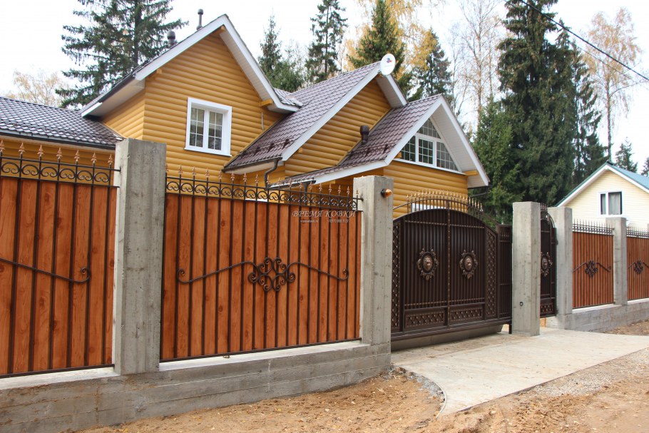 Красивые ворота из дерева