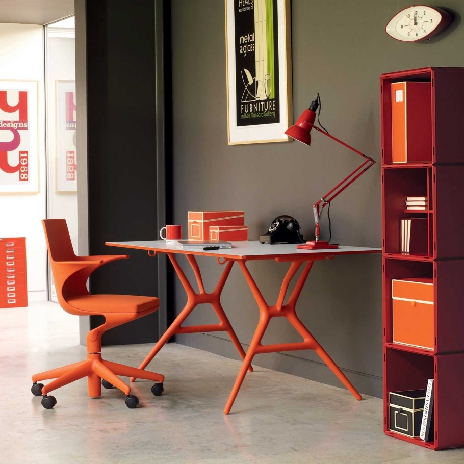 Оранжевые стены в гостиной