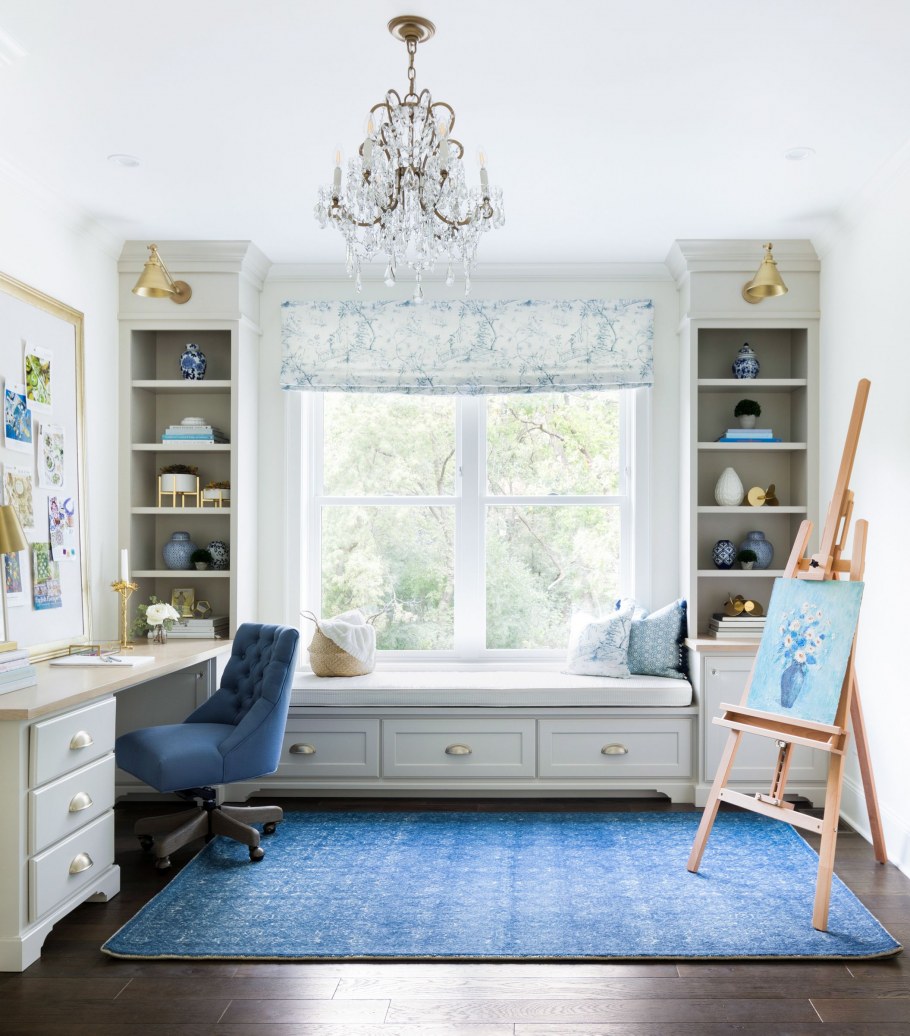 Мебель вокруг окна в комнате подростка