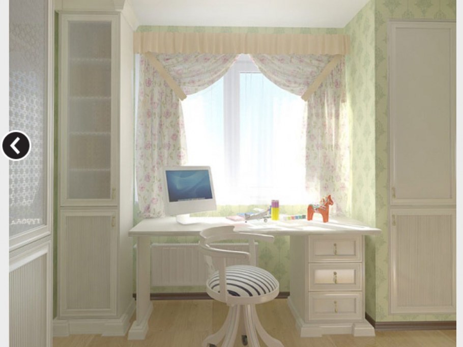 Письменный стол у окна со шторами