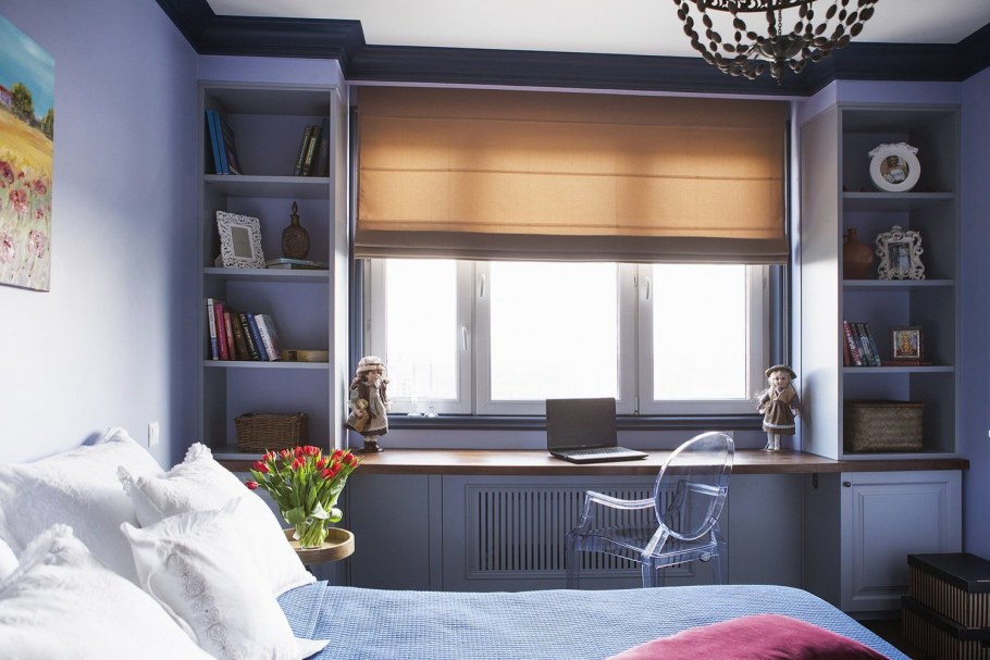 Шкаф около окна в спальне
